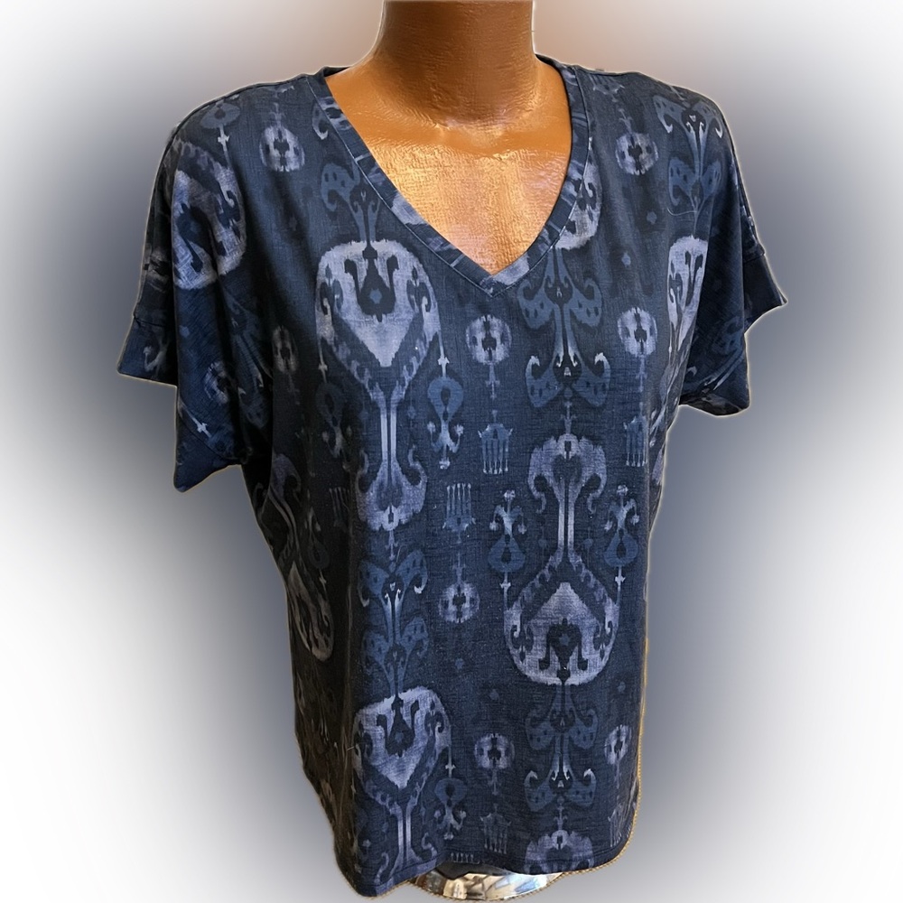 Chico’s lovely dark blue print short sleeved v-neck tee top 2/L 12/14 oversized